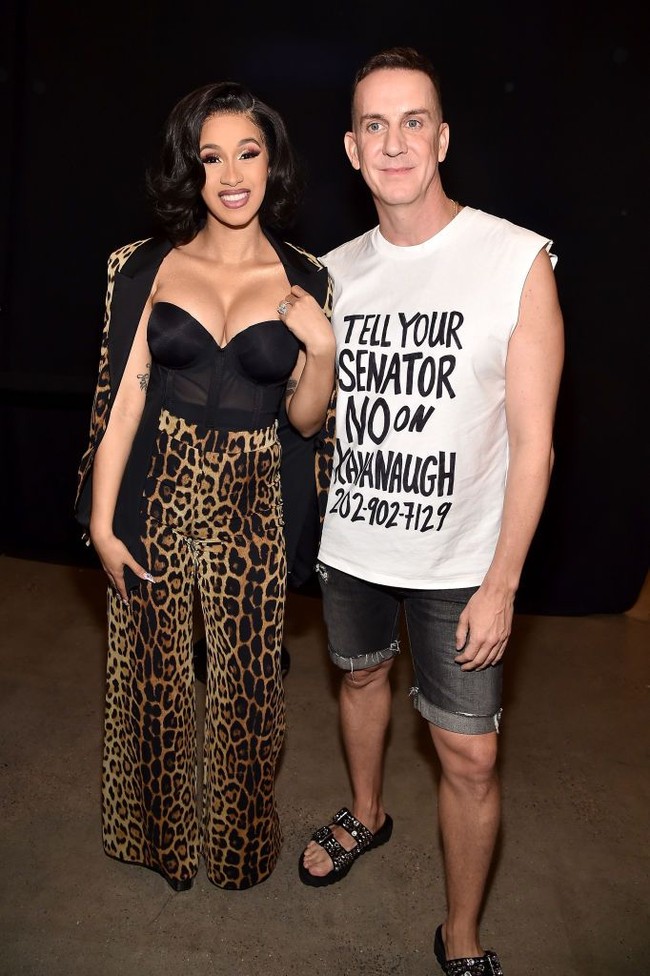 Merilis single Bodak Yellow” pada 2017, Cardi B bukan hanya populer tapi juga meraih prestasi di dunia musik. Sosoknya pun semakin terkenal. Selain musik, gaya busananya juga membuatnya selalu menjadi atensi. Seperti saat menghadiri fashion show Jeremy Scott di New York Fashion Week, 6 September 2018, kemarin, Cardi glamour dengan setelan motif animal printed dari atas sampai bawah. Paduan ini dipakai bersama bustier hitam yang membuat gayanya semakin seksi. Foto: Dok. Getty Images