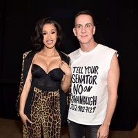 Merilis single Bodak Yellow” pada 2017, Cardi B bukan hanya populer tapi juga meraih prestasi di dunia musik. Sosoknya pun semakin terkenal. Selain musik, gaya busananya juga membuatnya selalu menjadi atensi. Seperti saat menghadiri fashion show Jeremy Scott di New York Fashion Week, 6 September 2018, kemarin, Cardi glamour dengan setelan motif animal printed dari atas sampai bawah. Paduan ini dipakai bersama bustier hitam yang membuat gayanya semakin seksi. Foto: Dok. Getty Images