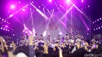 Idol rup AKB48 tampil enerjik di atas panggung.