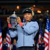 Nama Naomi Osaka kini jadi trending di internet, setelah menjuarai turnamen Grand Slam US Open 2018, dengan mengalahkan Serena Williams, Sabtu (8/9/2018). Ia merupakan petenis Jepang pertama yang berhasil memenangkan turnamen Grand Slam. Foto: Getty Images