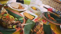 Beristrikan orang Banten, Guntur juga doyan makanan khas Banten. Ada pecak bandeng tanpa duri yang nikmat. Kurang nasi hangat nih, hihihi... Foto: Instagram gunromli