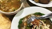 Kalau tak suka daging, bisa pedan nasi pindang ayam. Tentu saja rasanya sama gurih dan enak. Foto Instagram @tanyaoooo
