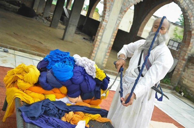 Turban milik Avtar panjangnya hingga 645 meter, dengan berat mencapai 45 kg. Anda bisa membayangkan benda seberat itu bertengger di kepala manusia. Foto: Dok. Elite Readers