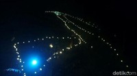 Setiap warga yang kebanyakan petani kentang tersebut membawa dua obor, menyusur jalan desa dan pematang kebun kentang menuju puncak Gunung Prahu.