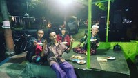 Malem2 menikmati Nasi Karak, nasi khas Situbondo, nasi yg ditaburi parutan kelapa dgn lauk cakalang & sayur labu serta sambal tomat cabe (tanpa terasi). Harga satu piring Rp.6000!, tulis Guntur di keterangan foto. Foto: Instagram gunromli