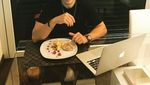 Gaya Keren Jorge Lorenzo Saat Menikmati Sushi hingga Pasta