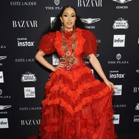 Berbahan lace, gaun merah tersebut menunjukkan sisi feminin rapper Bodak Yellow itu. Dengan memakai gaun yang glamour itulah Cardi B terlibat cekcok dengan Nicki Minaj. Menurut saksi mata, pertengkaran mulut di antara penyanyi yang dikabarkan memang rival ini berlanjut ke perkelahian fisik. Foto: Dok. Getty Images