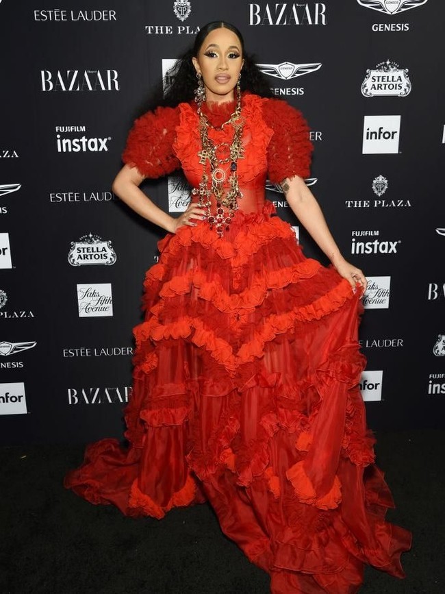 Cardi berbalut gaun merah bergaya Victorian dari Dolce & Gabbana. Berbahan lace, gaun tersebut menunjukkan sisi feminin rapper yang baru melahirkan putri pertamanya. (Foto: Getty Images)