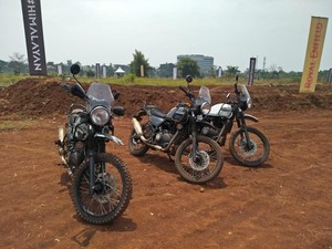 Motor Gunung Royal Enfield Kuat Lalui Jalan Rusak