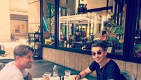 Tak hanya menyukai makanan lezat, pria bernama lengkap Jorge Lorenzo Guerrero itu juga gemar menyesap secangkir kafein. Coffee at Lugano, tulisnya seraya menyertakan emotikon acungan jempol. Foto: Instagram jorgelorenzo99