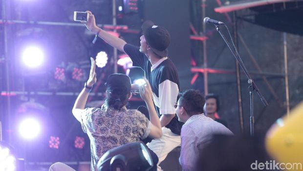 Phum Viphurit Bawa Aura Positif di Soundrenaline 2018 Hari Kedua