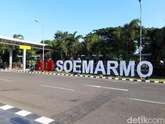 kondisi bandara adi soemarmo solo setelah dhani dan neno batal hadir