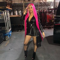 Dan inilah penampilan Cardi B yang membuatnya kerap disebut bak Nicki Minaj. Disebut saling bersaing, gayanya dengan wig pink yang panjangnya hingga bokong ini memiliki kemiripan dengan pelantun Bang Bang itu. Foto: Dok. Instagram Cardi B