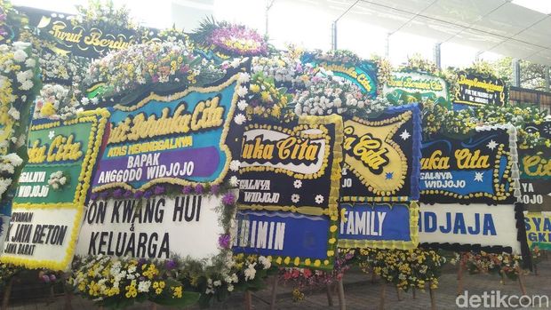 Karangan bunga untuk Anggodo Widjojo. 