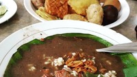 Daging sandung lamur yang berlapis lemak bikin nasi pindang rasanya gurih enak. Biasanya nasi disajikan dalam porsi kecil, disiram dengan kuahnya. Foto Instagram @ngunyahbro