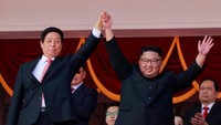 Kim Jong Un bersama Ketua Komite Tetap Kongres Rakyat Nasional (NPC) China, Li Zhanshu (Foto: Dok. REUTERS/Danish Siddiqui)