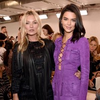 Keesokan harinya, adik dari Kim Kardashian itu muncul di fashion show Longchamp. Acara bertaburan bintang itu turut dihadiri model senior Kate Moss dan aktris Priyanka Chopra. Foto: Getty Images