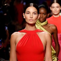 Sosoknya muncul di catwalk desainer Brandon Maxwell yang digelar dalam rangkaian New York Fashion Week (NYFW), Sabtu (8/9/2018). Dengan perut yang mengembang, Lily menebar pesonanya dalam balutan gaun merah. (Foto: Getty Images)