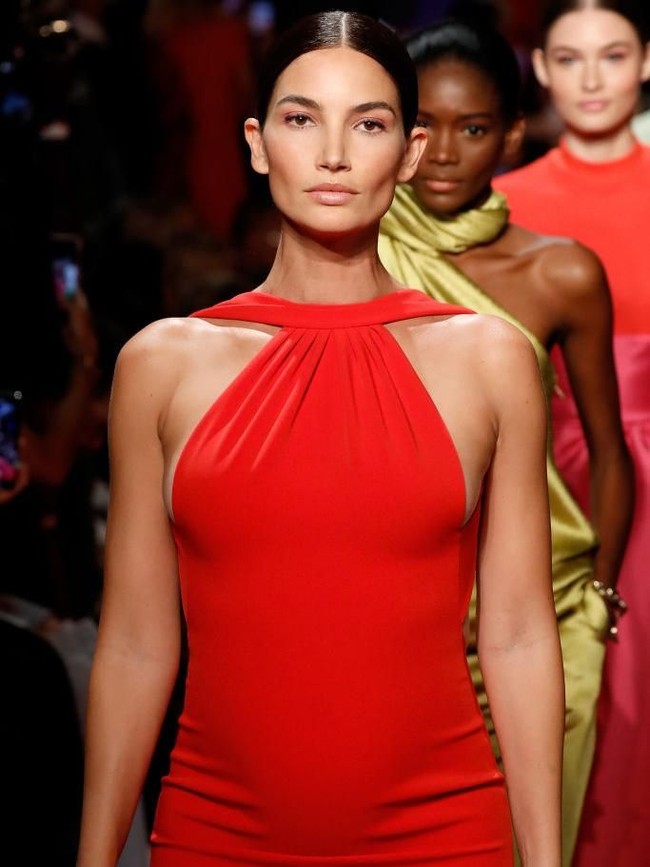 Sosoknya muncul di catwalk desainer Brandon Maxwell yang digelar dalam rangkaian New York Fashion Week (NYFW), Sabtu (8/9/2018). Dengan perut yang mengembang, Lily menebar pesonanya dalam balutan gaun merah. (Foto: Getty Images)