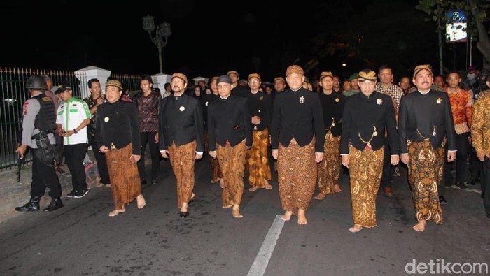 Gatot Nurmantyo mengikuti kirab malam 1 Sura di Mangkunegaran.