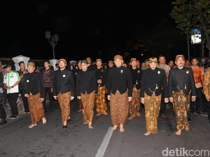 Gatot Nurmantyo mengikuti kirab malam 1 Sura di Mangkunegaran.