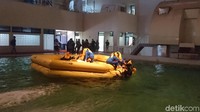 Saat penumpang keluar dan jatuh ke air, pramugari sudah menyiapkan kapal pelampung dan membantu naik ke atas (Masaul/detikTravel)
