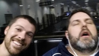 Orang asing curi kesempatan selfie di ponsel pria yang tertidur itu. Foto: boredpanda