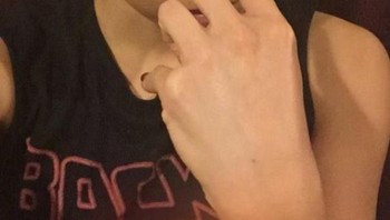 Potret seorang wanita asing di wallpaper iPhone seseorang yang sempat hilang. Foto: boredpanda