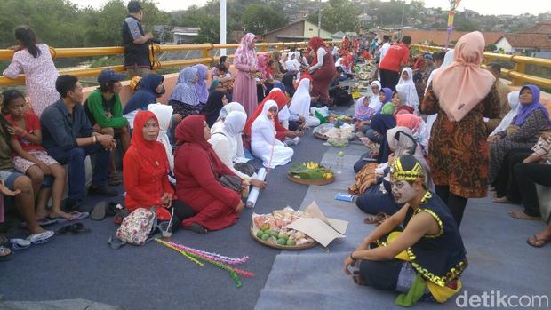 Kirab Budaya dan Lepas Ikan  di Malam Suro  Tugu Suharto 