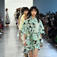 Ada yang berbeda di hari ketiga New York Fashion Week (NYFW), Minggu (9/9/2018). Dalam gelaran fashion show pertamanya, Claudia Li menampilkan deretan model yang semuanya berasal dari Asia. (Foto: Frazer Harrison/Getty Images)