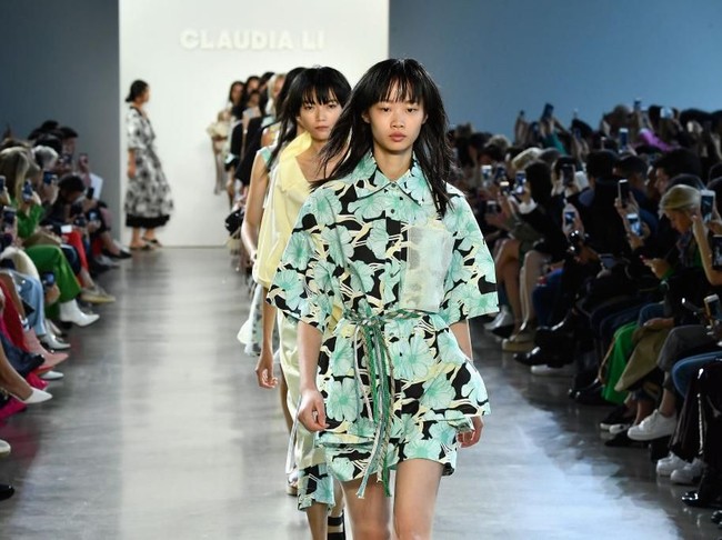 Ada yang berbeda di hari ketiga New York Fashion Week (NYFW), Minggu (9/9/2018). Dalam gelaran fashion show pertamanya, Claudia Li menampilkan deretan model yang semuanya berasal dari Asia. (Foto: Frazer Harrison/Getty Images)