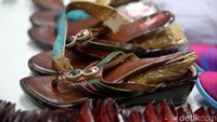 Barang haram itu diselundupkan ke dalam berbagai benda lainnya untuk mengelabui pihak Bea Cukai dan PT Pos Indonesia. 