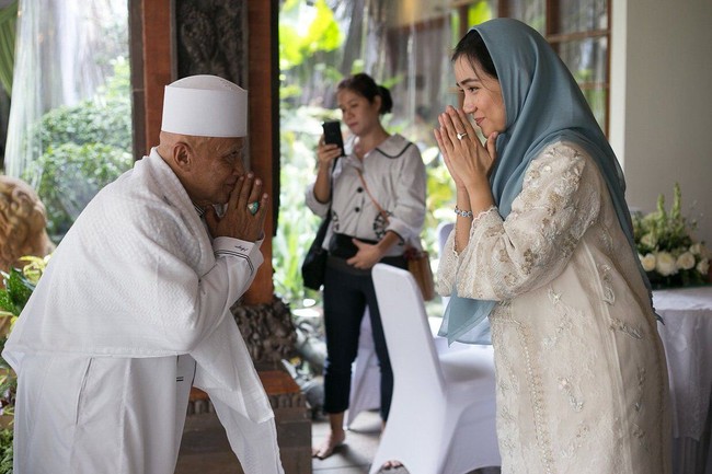 Rika memiliki latar belakang pendidikan psikologi. Wanita yang kerap tampil memakai kerudung ini merupakan lulusan jurusan psikologi dari Assumption College. Foto: Twitter