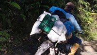 Warga ikut turun tangan karena alat berat sulit masuk ke lokasi.