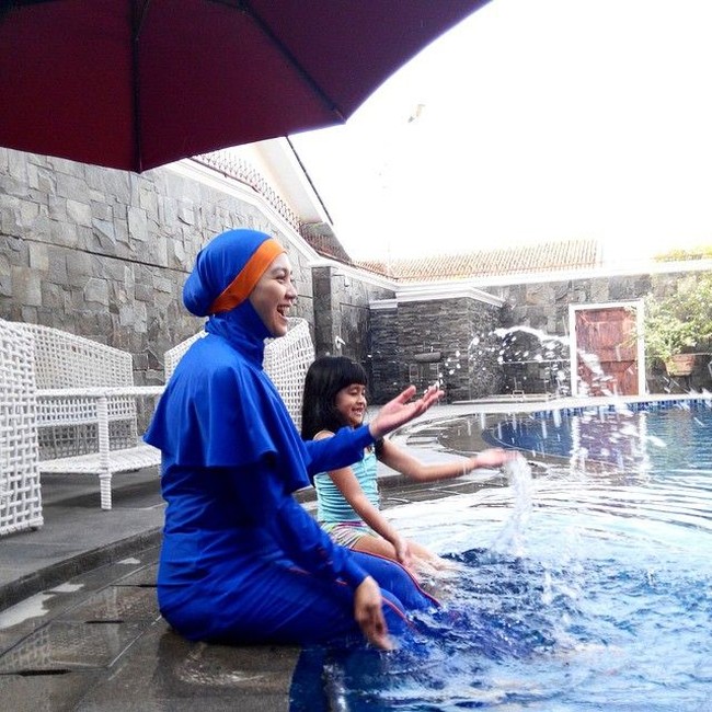 Artis Nuri Maulida yang sehari-harinya memakai gamis, memilih busana renang yang menutup dada. Untuk hijabnya, dia memakai hijab sporty yang tetap menutup kepala dan lehernya. Foto: Dok. Instagram
