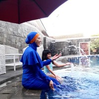 Artis Nuri Maulida yang sehari-harinya memakai gamis, memilih busana renang yang menutup dada. Untuk hijabnya, dia memakai hijab sporty yang tetap menutup kepala dan lehernya. Foto: Dok. Instagram