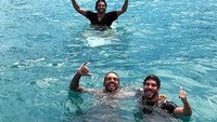 Tidak afdal liburan di Mentawai tidak berenang di lautnya yang jernih, bukan? Sepertinya Marlon sepemikiran dengan detikTravel. (marlontx/Instagram)
