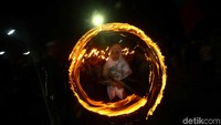 Salah satu atraksi peserta dalam pawai obor untuk memperingati tahun baru Islam atau tahun baru Hijriah.
