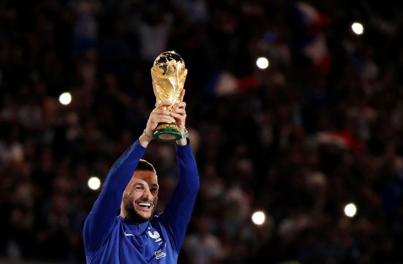 Pesta Juara Prancis Soccer Football - UEFA Nations League - League A - Group 1 - France v Netherlands - Stade de France, Saint-Denis, France - September 9, 2018 France's Hugo Lloris celebrates with the World Cup trophy during a ceremony after the match REUTERS/Charles Platiau