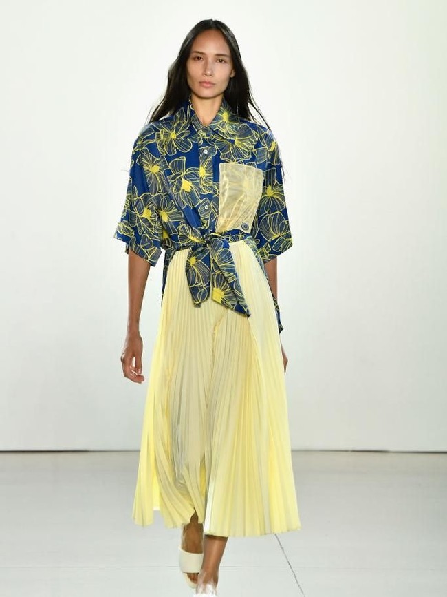 Untuk momen spesial tersebut, Claudia menyuguhkan koleksi ready to wear Spring 2019 yang penuh dengan motif bunga. Inspirasinya datang dari taman bunga di rumah ibunya di Selandia Baru. Saat masih kecil, aku suka bermain di taman ibuku dan semua bunga terasa sangat besar, kenang Claudia. (Foto: Frazer Harrison/Getty Images)