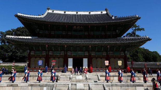 (front L and R) South Korean President Moon Jae-in and Indonesian President Joko Widodo, (back L and R) South Korean first lady Kim Jung-sook and Indonesian first lady Iriana Joko Widodo inspect an honor guard during a welcoming ceremony at the Changdeokgung palace in Seoul, South Korea, 10 September 2018.  Jeon Heon-kyun/Pool via Reuters