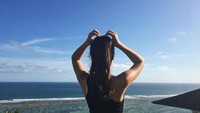 Aurora kelihatan sangat suka pantai ya.. (auroraribero/Instagram)