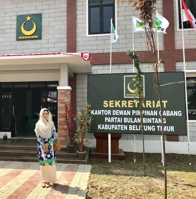 Dalam sebuah wawancara Rika pernah mengatakan dirinya kepincut pada sosok Yusril Ihza Mahendra karena cara berpikir pria tersebut. Sang suami memiliki intelektualitas yang dikaguminya. Foto: Twitter