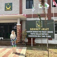 Dalam sebuah wawancara Rika pernah mengatakan dirinya kepincut pada sosok Yusril Ihza Mahendra karena cara berpikir pria tersebut. Sang suami memiliki intelektualitas yang dikaguminya. Foto: Twitter