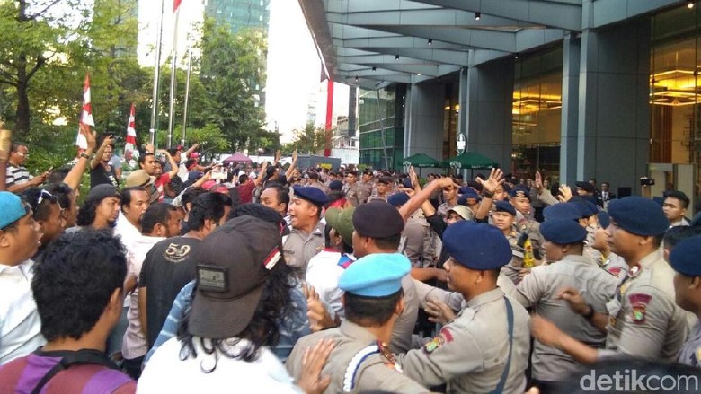 Sempat Ricuh, Massa yang Demo Kantor Grab Belum Bubar Sempat Ricuh, Massa yang Demo Kantor Grab Belum Bubar