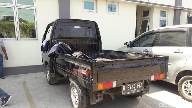 Warung Kopi Ditabrak Pikap, Pedagang Tercebur Got