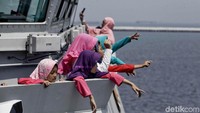 Masyarakat juga memiliki kesempatan untuk menaiki KRI John Lie-358.