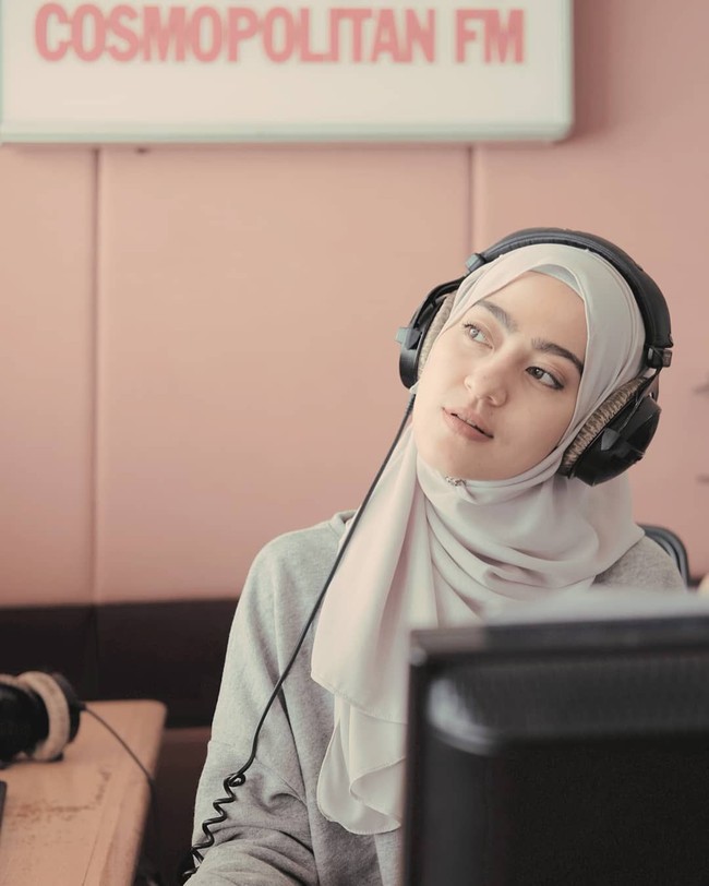 Popularitas Sarah Gadrie bukan hanya karena paras wajah cantiknya dan profesinya sebagai dokter gigi. Dia juga dikenal sebagai penyiar radio dan MC. Foto: Instagram@sarahgadrie