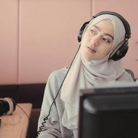 Popularitas Sarah Gadrie bukan hanya karena paras wajah cantiknya dan profesinya sebagai dokter gigi. Dia juga dikenal sebagai penyiar radio dan MC. Foto: Instagram@sarahgadrie