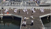 Sejumlah pasukan TNI menunjukkan keahlian mereka dalam seni bela diri.